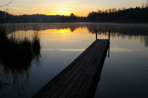 Skaliertes Bild Sonnenaufgang am winterlichen Hausenersee_2007_03_12--07-56-48.jpg 